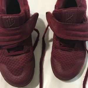 NIKE Kyrie 2’s Maroon size 13 preschool Boys VGUC